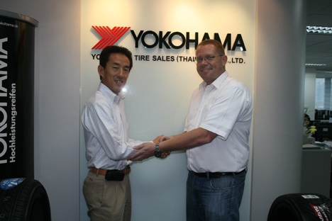 Yokohama's President Mr. Yasushi Iida og Thomas Raldorf ved den officielle kontrakt underskrivning for 2010.